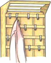 Открытая вешалка из деревянных реек с полкой для головных уборов