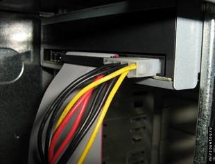 Подключение разъёма блока питания привода (жёсткого диска)
